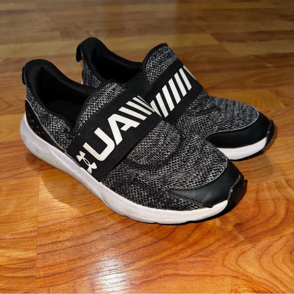 Under Armour Surge 3 Youth SZ 6y Black Slip-On Sneaker Mesh Low Top Athletic - Picture 1 of 10